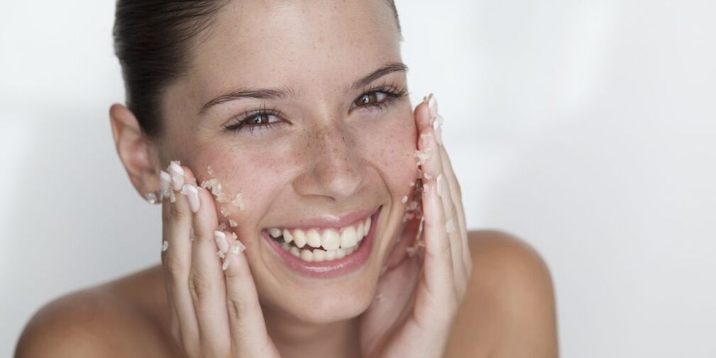 The girl prepares the skin for rejuvenation at home with the help of peeling