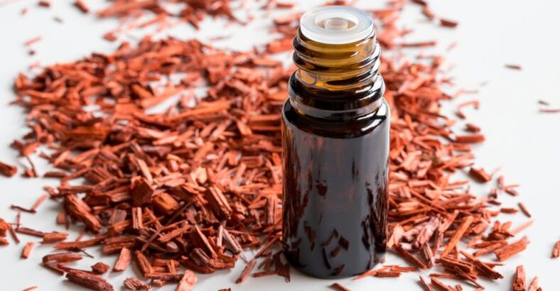 Sandalwood essential oil restores the balance of moisture in the skin